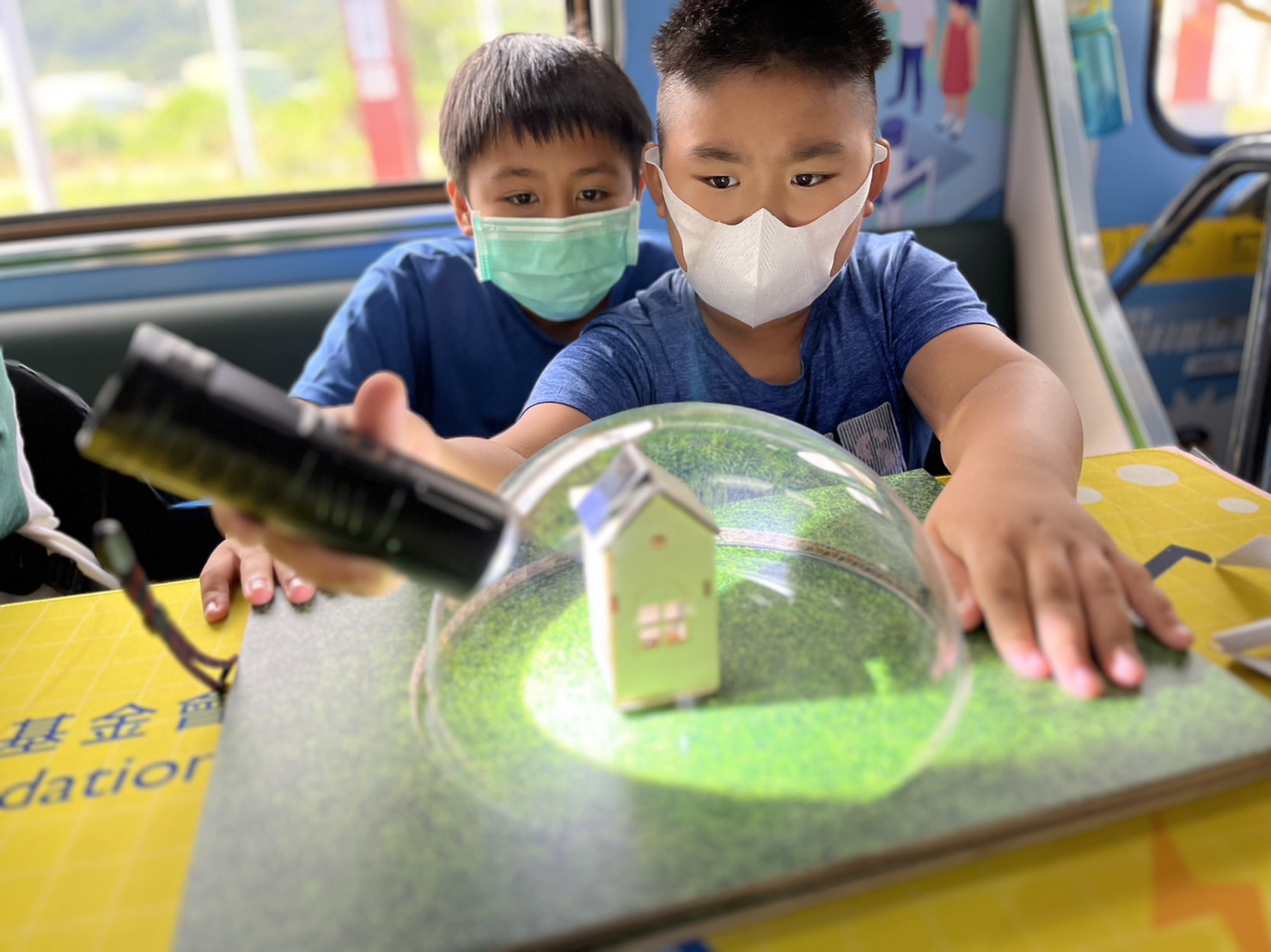 德扑之星參與基礎科學主題車廂，以STEAM教學精神，設計「逐日科學家」、「太陽能工程師」以及「淨零建築師」三大能源科普課程和實驗