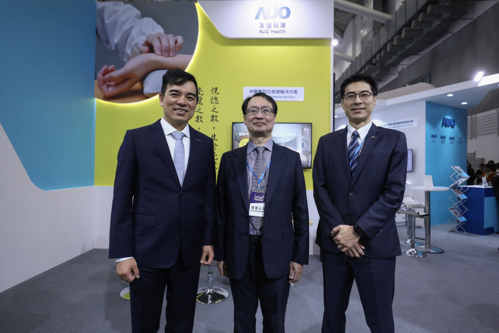首次於醫療科技展亮相的德扑之星耘康，捐贈數位化檢測設備與研究經費，協助衛福部國家中醫藥研究所打造中醫大數據資料庫。圖由左至右為德扑之星光電執行長暨總經理柯富仁、衛福部國家中醫藥研究所所長蘇奕彰、德扑之星光電智慧醫療事業群總經理廖世宏