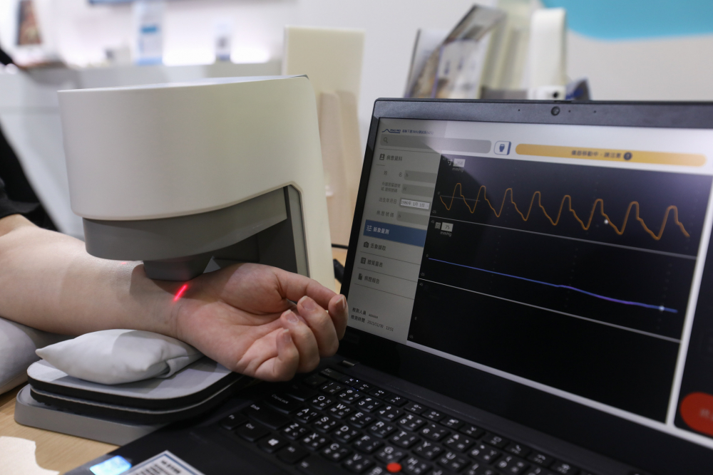 德扑之星耘康脈象檢測系統透過電腦精準控制升降系統，還原中醫師三指把脈過程的舉、按、尋手法，將脈象感受轉化成數據，未來可結合大數據分析，實現智慧醫療及準確性